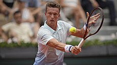 Jií Leheka hraje bekhend ve tetím kole Roland Garros.