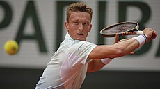 Jií Leheka hraje bekhend ve tetím kole Roland Garros.