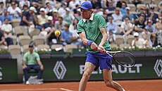 Italský tenista Jannik Sinner hraje bekhend ve tetím kole Roland Garros.