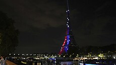 Do barev PSG se na znamení triumfu v Lize mistr oblékla i Eiffelova v.