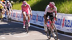 Richard Carapaz útoí na svazích stoupání Antagnod, Isaac del Toro v rovém...