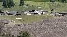 Vrtulník letí nad zatopenou �výcarskou obcí Blatten (30. kv�tna 2025)