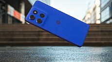 Staí, aby si vzali do ruky tento nový smartphone a jsou podle fotek astní a...