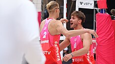 Matyá Davoronok a Tadeá Trousil se radují z výhry nad Nmci.