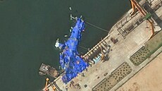 Satelitní snímek ukazuje severokorejskou vále�nou lo� zakrytou modrou plachtou....