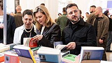 Ukrajinský prezident Volodymyr Zelenskyj s manelkou Olenou na kniním veletrhu...