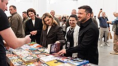 Ukrajinský prezident Volodymyr Zelenskyj s man�elkou Olenou na kni�ním veletrhu...
