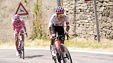 Ekvádorec Richard Carapaz (vepedu) útoí na Mexiana Isaaca del Tora bhem 20....