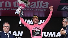 Brit Simon Yates se obléká do rového dresu v cíli 20. etapy italského Gira