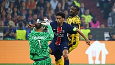 Branká� PSG Gianluigi Donnarumma a obránce Marquinhos zasahují p�ed Marcusem...