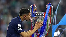 Achraf Hakimi z PSG slaví vítzství v Lize mistr