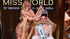 Miss World 2025 se stala Thajka Opal Suchata Chuangsriová. Svou korunku...