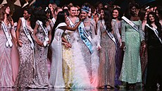 Miss World 2025, Thajka Opal Suchata Chuangsriová, p�ijímá gratulace od...