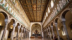 Její interiér se celý zlat� bly�tí. Dochovaly se tu cenné ran� st�edov�ké...