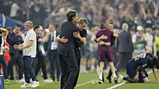 Kou Interu Milán Simone Inzaghi gratuluje Luisi Enriquemu z PSG po finále Ligy...