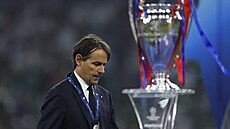 Kou Interu Milán Simone Inzaghi míjí trofej pro vítze Ligy mistr po poráce...