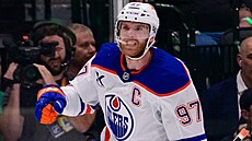 Connor McDavid (97) z Edmonton Oilers se raduje z gólu v zápase s Dallas Stars.