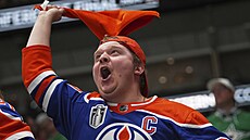 Fanouek Edmonton Oilers se raduje z gólu.