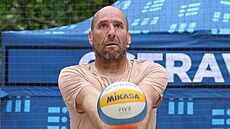 Někdejší fotbalový reprezentant Jan Koller si v Ostravě na beachvolejbalovém...