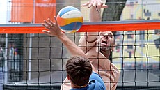 Někdejší fotbalový reprezentant Jan Koller si v Ostravě na beachvolejbalovém...