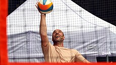 Někdejší fotbalový reprezentant Jan Koller si v Ostravě na beachvolejbalovém...