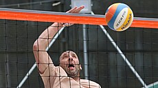Nkdejí fotbalový reprezentant Jan Koller si v Ostrav na beachvolejbalovém...