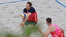 David Schweiner sleduje přihrávajícího parťáka Ondřeje Perušiče.