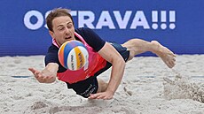 Ondřej Perušič se snaží vybrat útok soupeře.