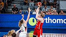 �eská basketbalistka Julia Reisingerová st�ílí na n�mecký ko�, brání ji Marie...
