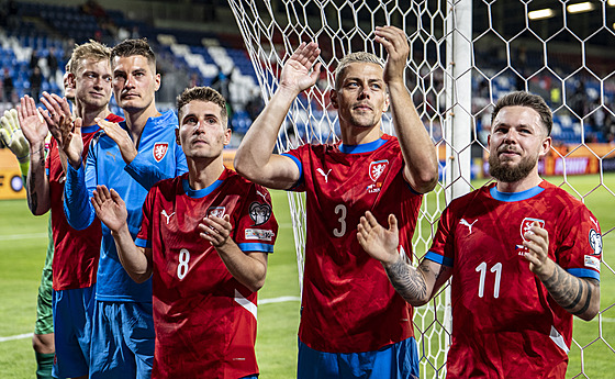 etí fotbalisté dkují fanoukm po zápase s ernou Horou. Zleva: Zelený,...