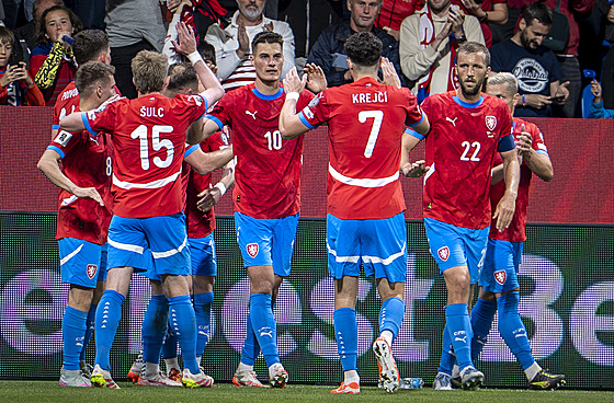 etí fotbalisté oslavují trefu Patrika Schicka.