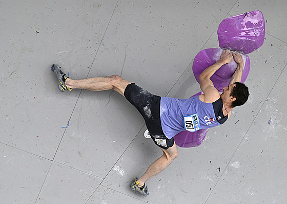 Adam Ondra bhem kvalifikace boulderingu Svtového poháru ve sportovním lezení...