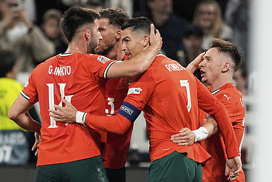 Portugaltí fotbalisté slaví gól bhem zápasu Ligy národ s Nmeckem.