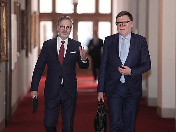 Premiér Petr Fiala a ministr financí Zbynk Stanjura  pichází na jednání...