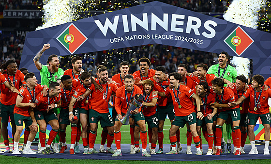 Portugaltí fotbalisté slaví titul v Lize národ.