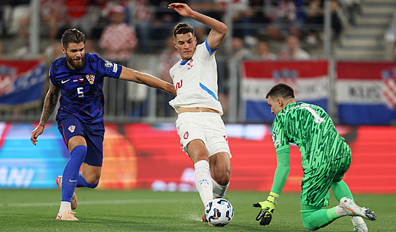 Patrik Schick ve velké anci ped chorvatským brankáem Dominikem Livakoviem.