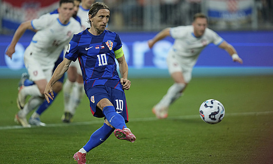 Luka Modri promuje penaltu proti esku.