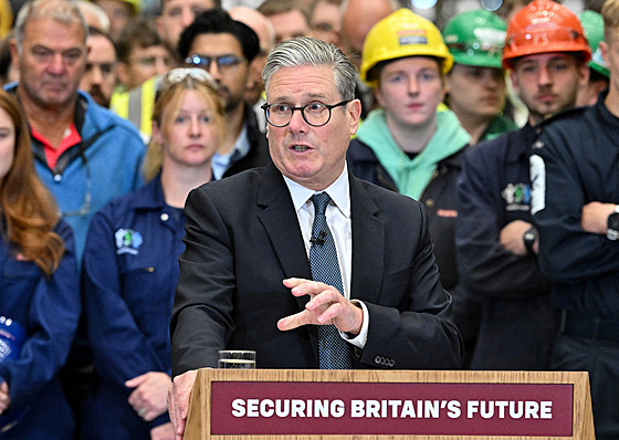 Britský premiér Keir Starmer pronáí projev bhem návtvy závodu BAE Systems v...