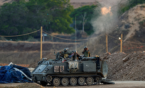 Izrael�tí vojáci pálí z minometu na Gazu ze své pozice u hranic. (2. �ervna...