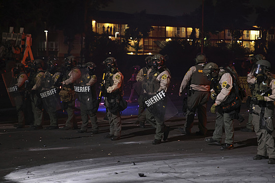 V Los Angeles probíhá razie imigraního úadu, proti které se strhnul protest...
