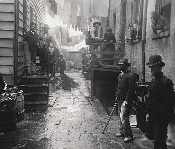 Fotografie Úkryt bandit, 59 1/2 Mulberry Street od Jacoba Riise.