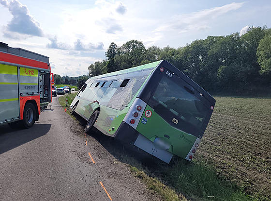 Ve Staíi na Frýdecko-Místecku havaroval autobus s 30 cestujícími. (3. ervna...