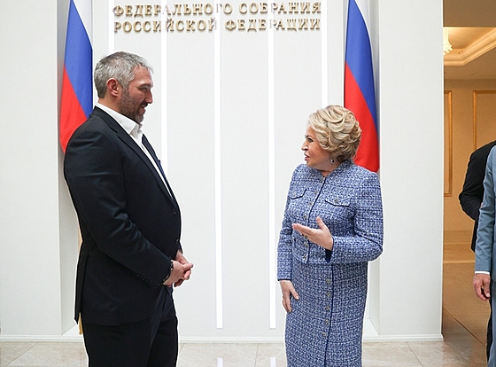 Hokejista Alexandr Ovekin diskutuje s pedsedkyni horní komory ruského...