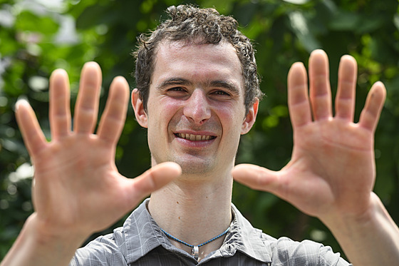 Lezec Adam Ondra pózuje pro fotografy na tiskové konferenci ped startem...