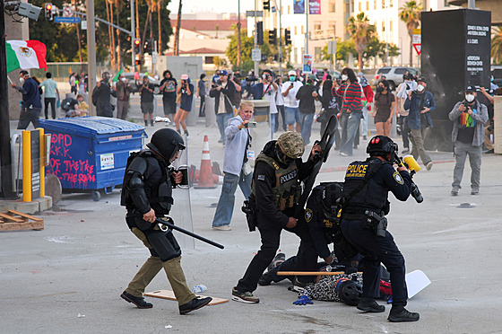 Série razií americké imigrační a celní správy v centru Los Angeles vyvolala...