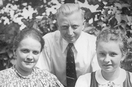 Ingeborg s rodii Gustavem a Julií Schwanda zhruba v roce 1939.