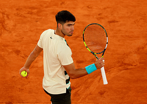 Carlos Alcaraz slaví postup do semifinále Roland Garros.