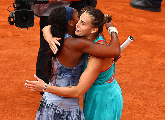Objetí Coco Gauffové a Aryny Sabalenkové po finále Roland Garros.