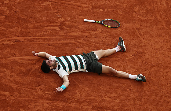 Carlos Alcaraz ulehá na paískou antuku po triumfu na Roland Garros.