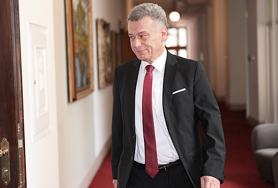 Konící ministr spravedlnosti Pavel Blaek pichází ny poslední jednání vlády...